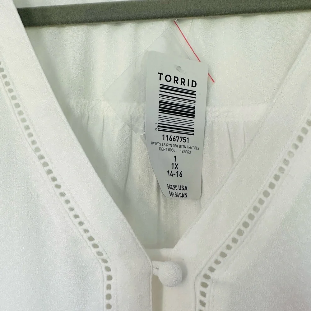 NWT torrid White top - Picture 2 of 4